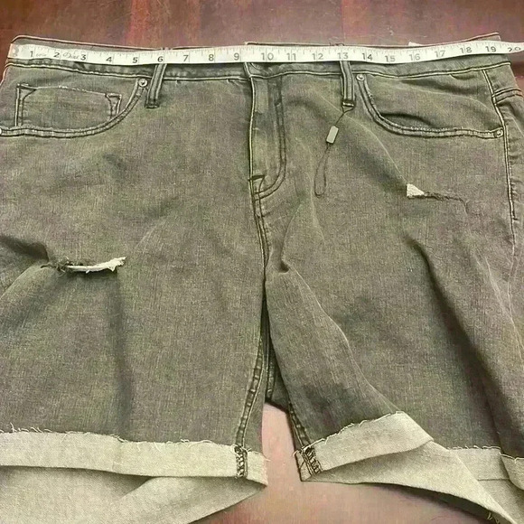 VIGOSS Marley Midrise Cuff Distressed
Short IN Black size 16W - Picture 7 of 9